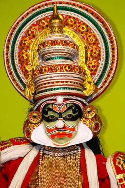 МУННАР, Индия - 10 февраля 2016 года: Неопознанный артист / танцовщица Катхакали в красной одежде в Муннаре штата Керала в Индии. Лицо крупным планом и его ожерелье