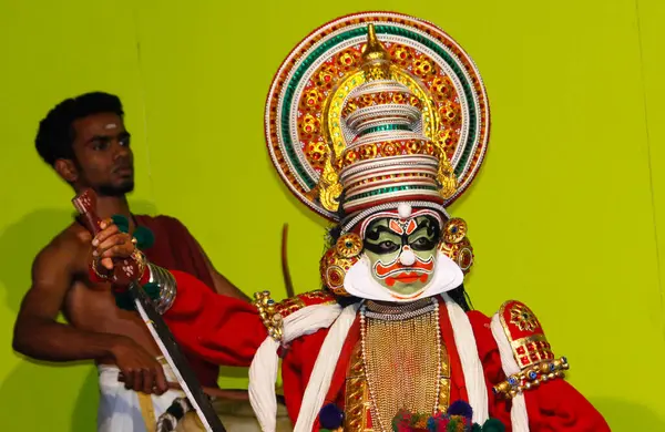 MUNNAR, INDIA - 10 Şubat 2016: Hindistan 'da Kerala eyaletinin Munnar şehrinde kimliği belirlenemeyen sanatçı / Kathakali dansçısı. Diğer sanatçıların arkasında