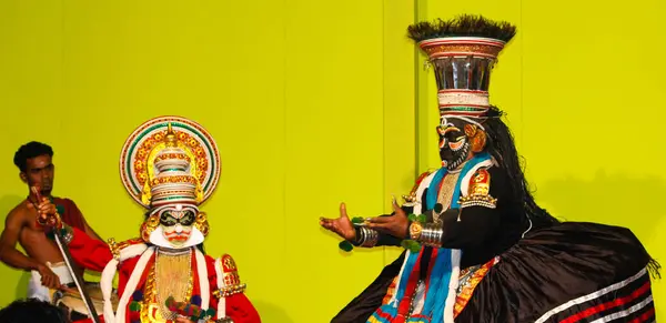 MUNNAR, INDIA - 10 Şubat 2016: Kathakali dansçısı diğer iki sanatçıyla birlikte Hindistan 'ın Kerala eyaletinde Munnar' da sahne aldı.