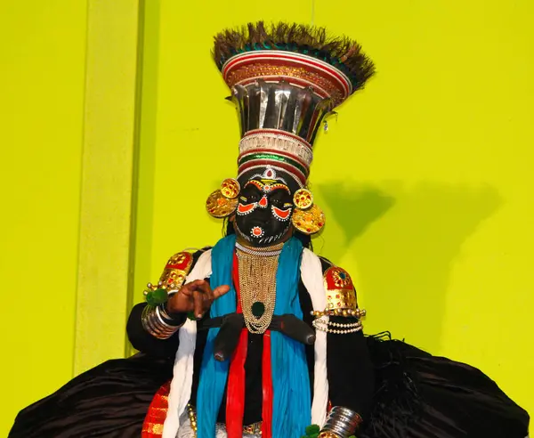 MUNNAR, INDIA - 10 Şubat 2016: Kathakali, Hindistan 'da Kerala eyaletinin Munnar şehrinde geleneksel siyah elbiseli bir dansçı. Sanatçı ellerini gösteriyor..