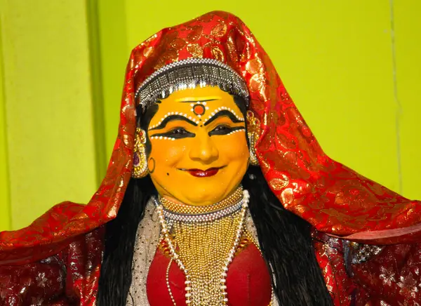 MUNNAR, INDIA - 10 Şubat 2016: Kızıl ve Beyaz Geleneksel Giyinik Tanımlanamayan Sanatçı / Kathakali Hindistan 'ın Kerala eyaletinden Munnar' da yüz ifadelerini gösteriyor.