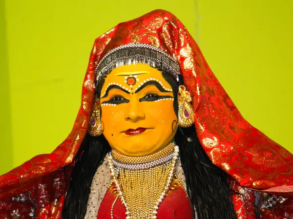 MUNNAR, INDIA - 10 Şubat 2016: Kırmızı ve Beyaz Geleneksel Giyinik Tanımlanamayan Sanatçı / Kathakali Hindistan 'ın Kerala eyaletinden Munnar' da hüzünlü yüz ifadeleri sergiliyor.