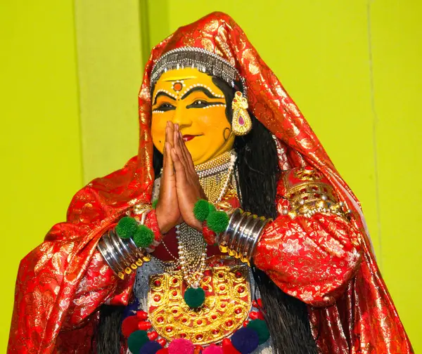 MUNNAR, INDIA - 10 Şubat 2016: Kızıl ve Beyaz Geleneksel Giysiler içindeki tanımlanamayan sanatçı / Kathakali dansçısı, Hindistan 'ın Kerala eyaletinde Munnar' da ellerini ve katlayan ellerini gösteriyor.