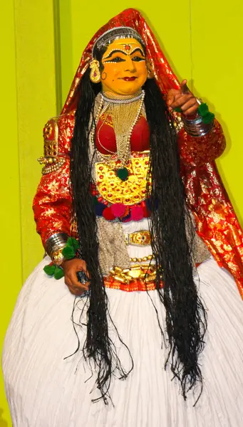 MUNNAR, INDIA - 10 Şubat 2016: Kırmızı ve Beyaz Geleneksel Giyinik Tanımlanamayan Sanatçı / Kathakali Hindistan 'ın Kerala eyaletinden Munnar' ı işaret ediyor.