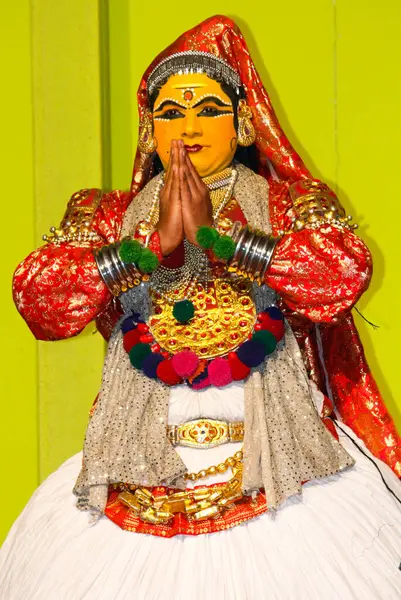 MUNNAR, INDIA - 10 Şubat 2016: Hindistan 'da Kerala eyaletinden Munnar' da Kimliği belirlenemeyen Kırmızı ve Beyaz Geleneksel Giyimli dansçı / Kathakali. Sarı boyalı yüz.