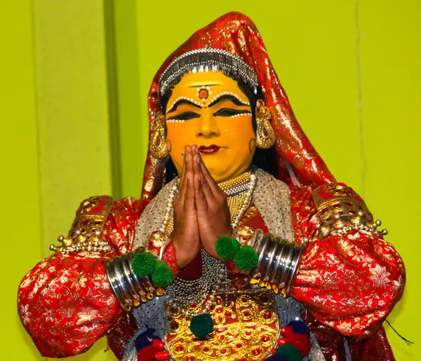 MUNNAR, INDIA - 10 Şubat 2016: Hindistan 'da Kerala eyaletinden Munnar' da Kimliği belirlenemeyen Kırmızı ve Beyaz Geleneksel Giyimli dansçı / Kathakali. Sarı boyanmış yüz ve yakın çekim görünümü