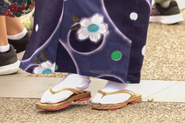 Detalhe Dos Pés Uma Menina Japonesa Vestindo Quimono Florido Calçado — Fotografia de Stock