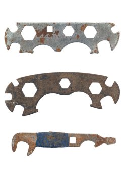 Eski paslı bisiklet evrensel anahtarları. Tarayıcıları beyaz arkaplanda izole et.