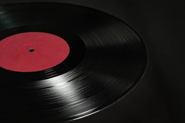 Siyah arkaplanda kırmızı etiketli vinil kayıt