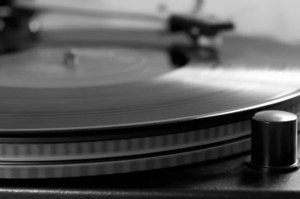 Close Vintage Vinyl Record Player While Playing Record Black White — Stock Photo, Image