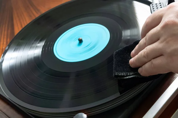 レコードプレーヤー レコードを再生しながら ビニールターンテーブルレコードプレーヤー 記録から塵を除去し — ストック写真