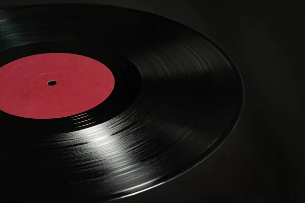 Disque Vinyle Sur Fond Noir Avec Étiquette Rouge — Photo