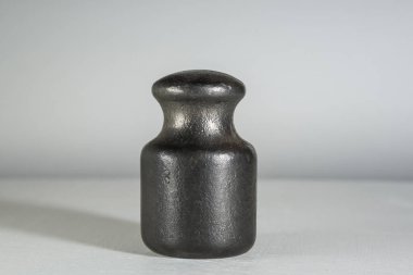 Eski demir ağırlık terazide tartılmak için. 