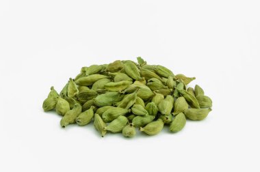 Kakule tohumları beyaz arkaplanda izole