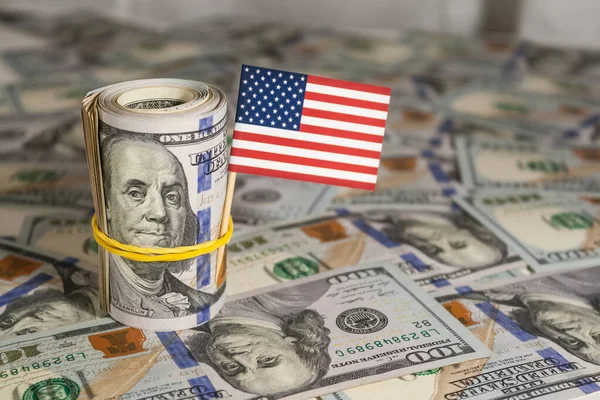 Rollo Dólares Con Bandera Estadounidense Los Billetes Además Otras Facturas Fotos De Stock