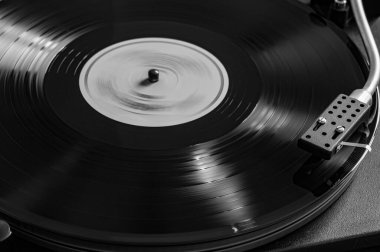 Plak çalarken plak çalar, vinil pikabını çalar.