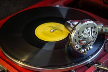 Kaydı olan zavallı bir telefon, gramofonun taşınabilir bir versiyonu.