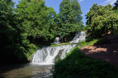 Lush Ormanı 'nda çağlayan şelale. Serene Çok Katmanlı Şelale