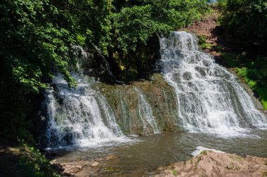 Lush Ormanı 'nda çağlayan şelale. Serene Çok Katmanlı Şelale