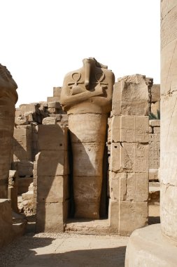 Karnak Tapınağı Kompleksi 'ndeki tanrı Osiris kılığında başsız heykel beyaz arka planda izole edilmiş.