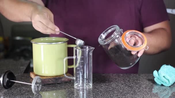 Man Bereidt Kopje Koffie Franse Pers Keuken — Stockvideo