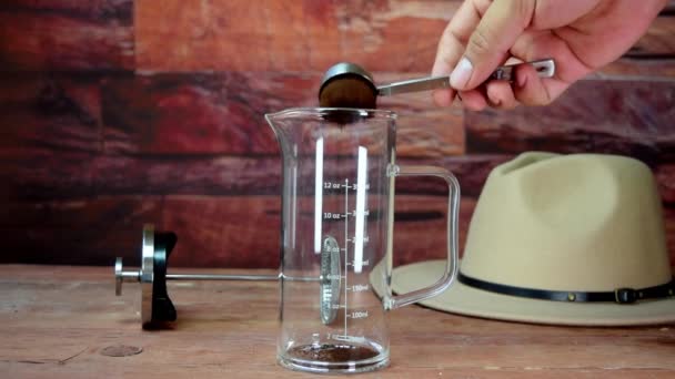在小木屋里用法国压榨机煮新鲜咖啡 — 图库视频影像