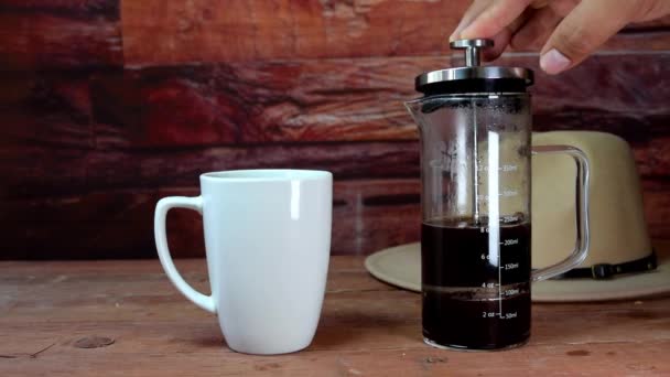 Tasse Kaffee Mit Französischer Presse Zubereiten — Stockvideo