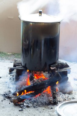 Yakacak odunla tencerede yemek pişirmek. kamp