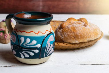 Geleneksel Meksika kahvesi ve ölülerin ekmeği.