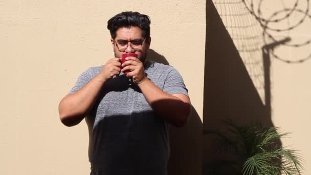 他惊慌失措的胖男人在户外喝咖啡 — 图库视频影像
