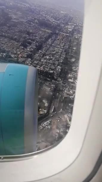 Вид Вікна Літака Літає Над Міськими Будівлями — стокове відео