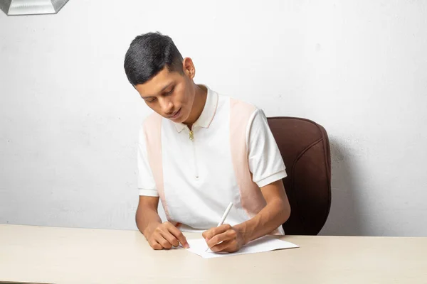Estudiante Universitario Latino Escribiendo Con Pluma Hombre Hispano — Foto de Stock