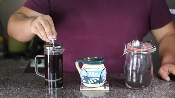 Mann Kocht Kaffee Französischer Presse Und Serviert Traditioneller Mexikanischer Tasse — Stockvideo