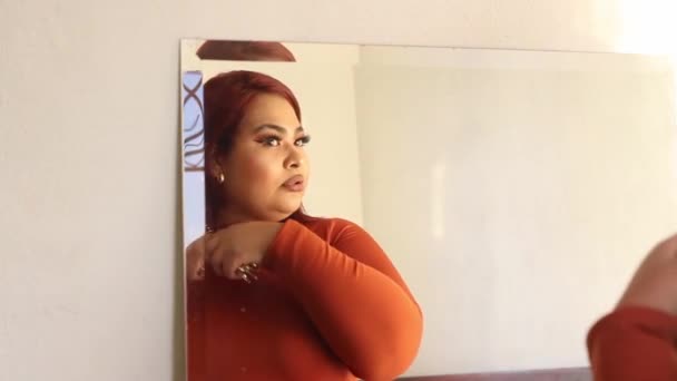 Mujer Hispana Talla Grande Peinándose Pelo Frente Espejo Gordita Mexicana — Vídeos de Stock
