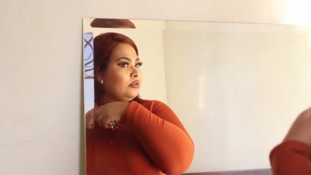 Hispanic Size Woman Combing Her Hair Front Mirror — Stock Video
