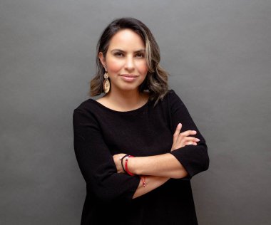 Kendinden emin ve güçlü tavırları olan orta yaşlı iş kadınının portresi.