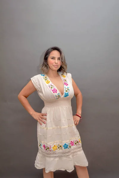 セクシーな中年ヒスパニック系の女性を身に着けている典型的なメキシコのドレス — ストック写真