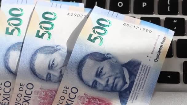 Rundtur Räkningar 500 Mexikanska Pesos Laptop Online Shopping Och Försäljning — Stockvideo