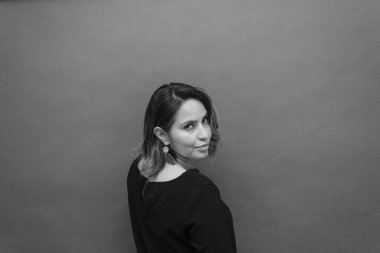 Kendinden emin olgun bir kadının siyah beyaz portresi.