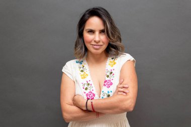 Güzel ve şehvetli orta yaşlı Meksikalı kadın. Geleneksel Meksika kıyafetleri giyiyor.