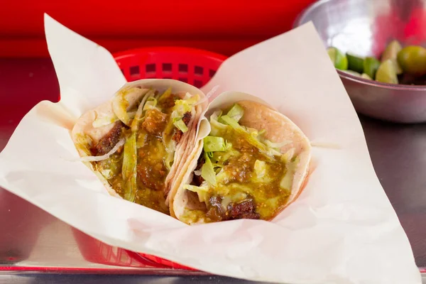 Tacos Mexicanos Com Molho Verde Caminhão Alimentos Imagem De Stock