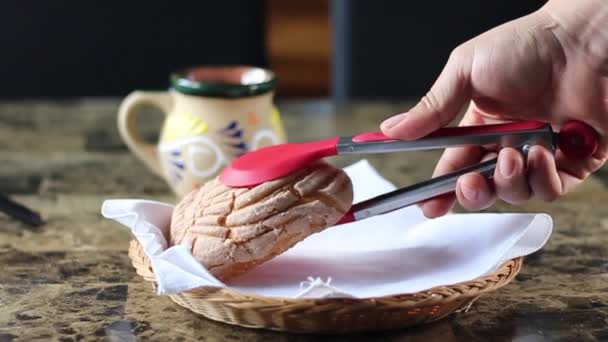 Людина Подає Традиційний Мексиканський Сніданок Шоколадом Ванільним Хлібом Перед Чашкою — стокове відео