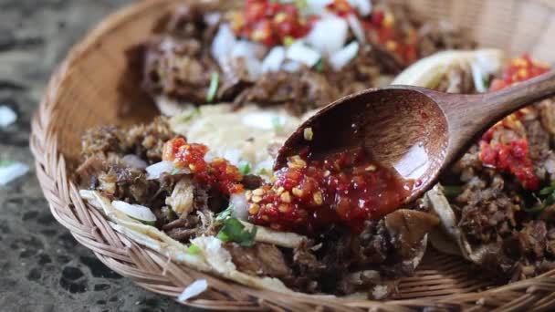 極端なクローズアップカルニータのタコスに赤ソースとレモンをかける人 メキシコ料理 — ストック動画
