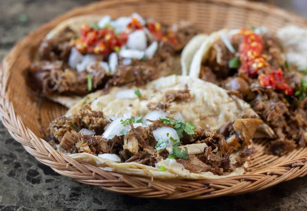 Plato Con Tacos Carnitas Cerdo Con Salsa Roja Comida Mexicana —  Fotos de Stock