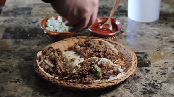 Primer Plano Persona Poniendo Verduras Salsa Roja Tacos Carnitas Comida — Vídeos de Stock