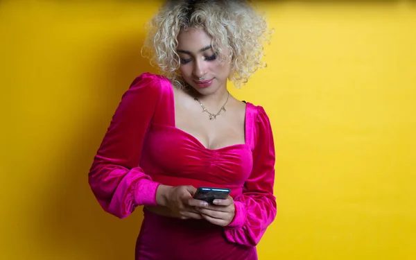 Mujer Mexicana Joven Usando Teléfono Celular Frente Fondo Amarillo Aislado — Foto de Stock