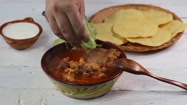 Человек Кладет Салат Тарелку Красного Позола Замедленной Съемке Мексиканская Кухня — стоковое видео
