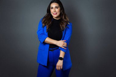 Yönetici Meksikalı kadın model kameraya bakıyor