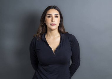 Kameraya bakan ciddi bir İspanyol genç kadının portresi