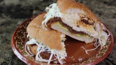 Oaxaca peynirli Meksika semita sandviçi. Tabağa dönerek ikiye böl